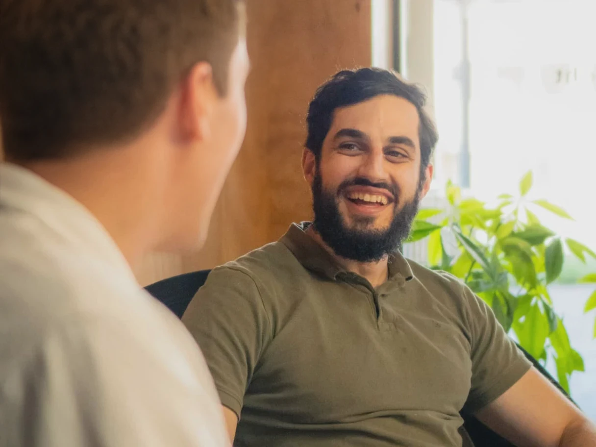 Twee collega's in gesprek over beloning