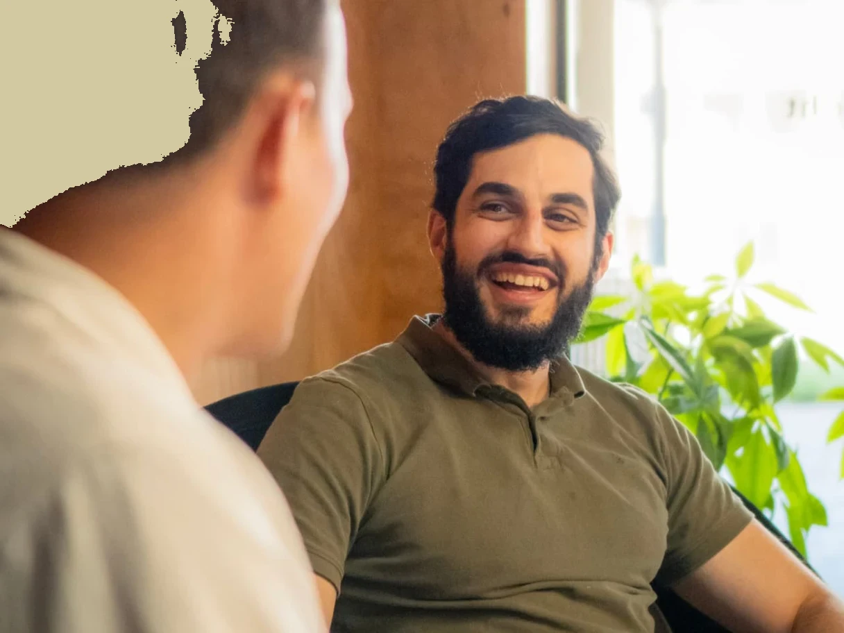 Twee collega's in gesprek over beloning