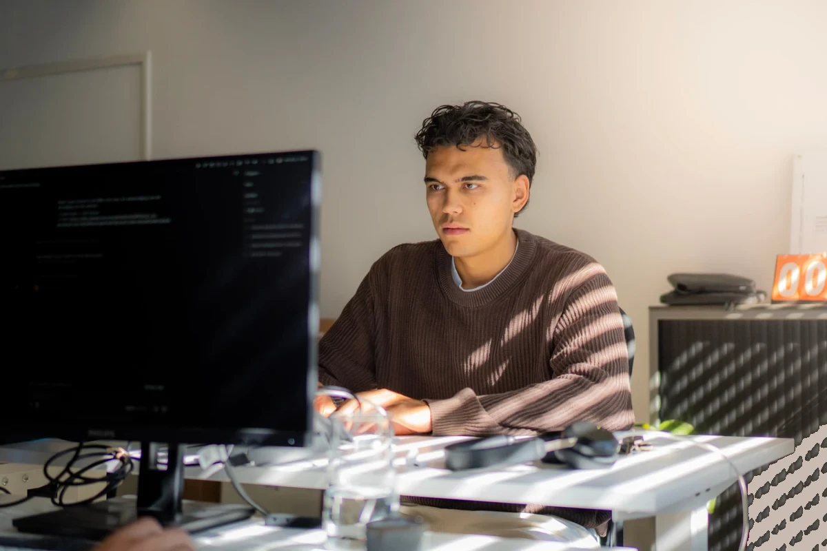 Medewerker werkt aan de salarisronde achter zijn bureau