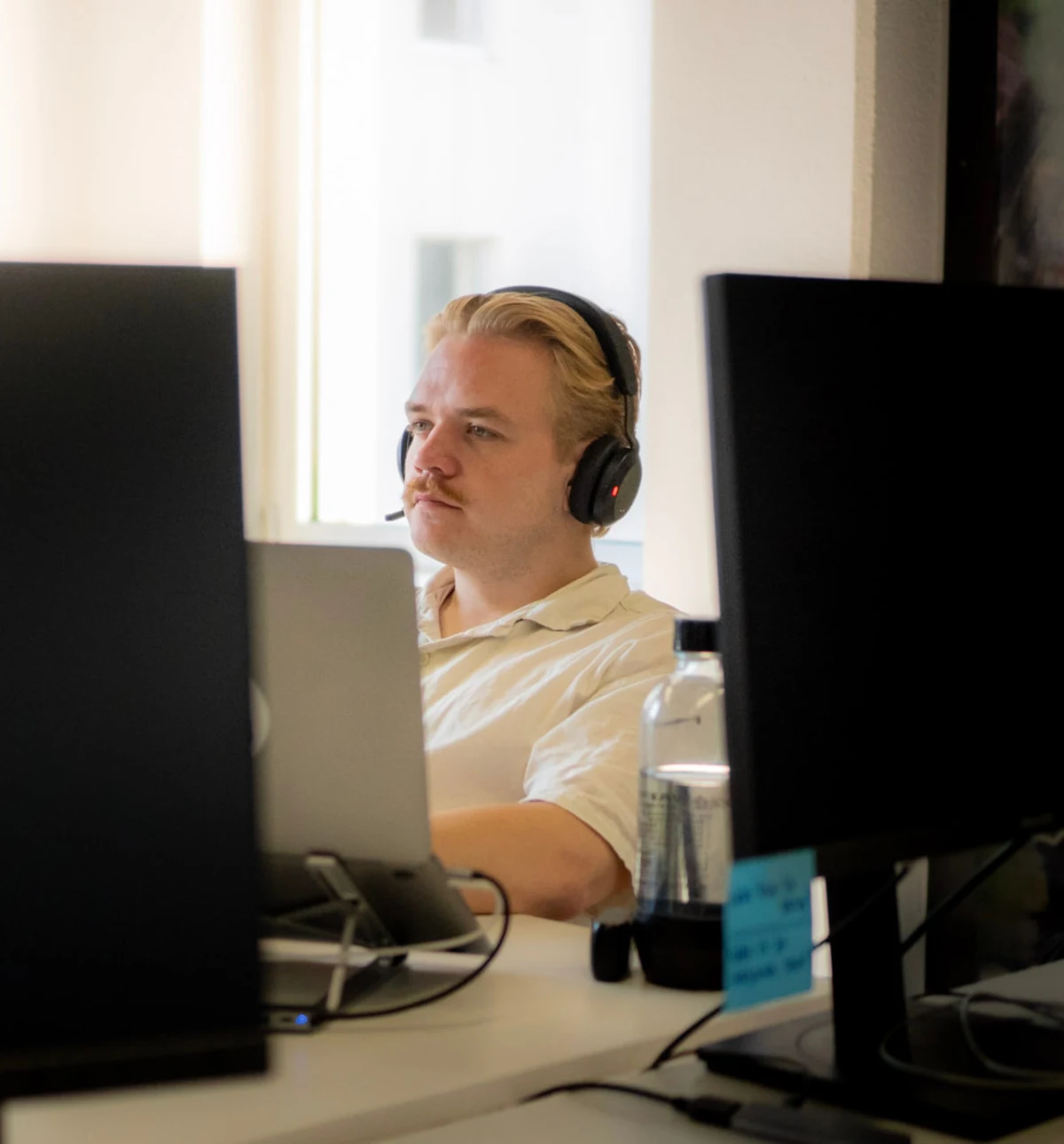 Medewerker werkt geconcentreerd achter zijn bureau