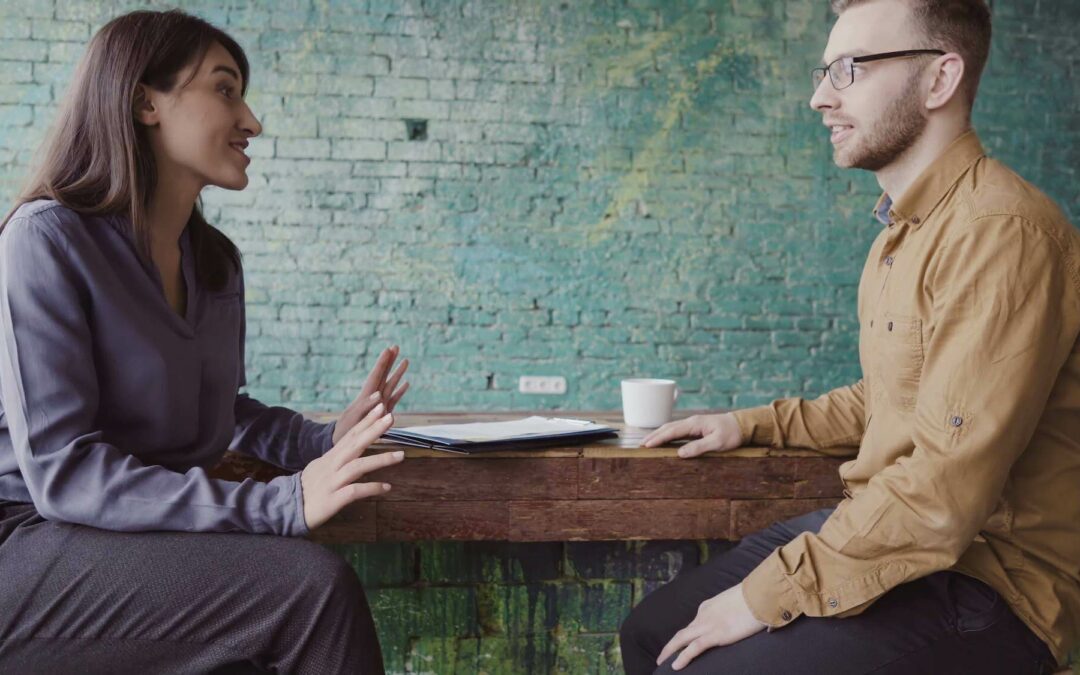 HR Manager en medewerker voeren Het goede gesprek aan tafel met koffie