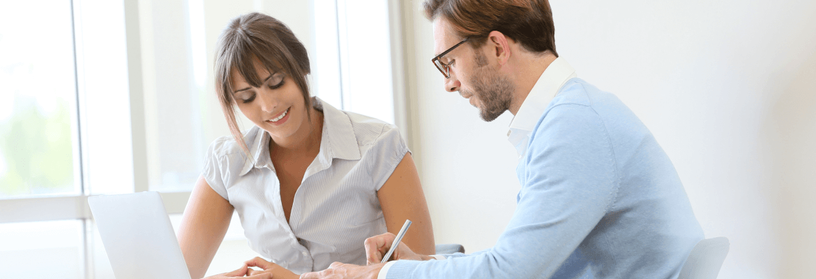 Twee collega's houden een functioneringsgesprek