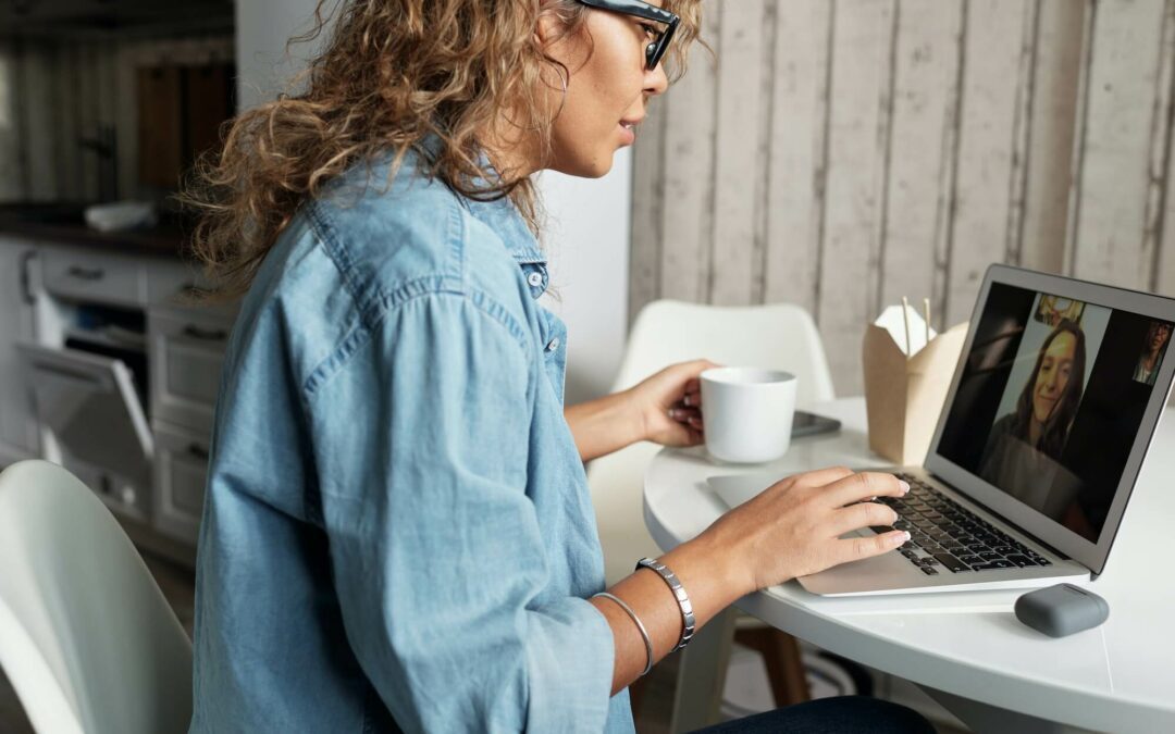 Vrouw aan het werk achter laptop