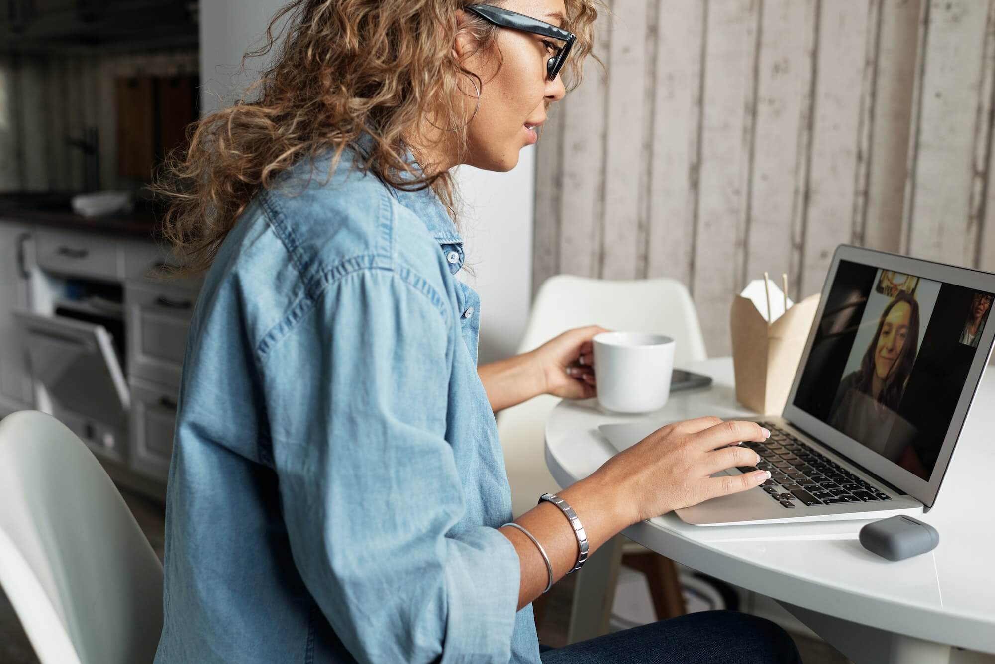 Vrouw werkt aan het nieuwe beoordellen achter laptop