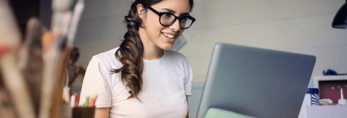 Vrouw kijkt geïnteresseerd naar hr webinar op laptop