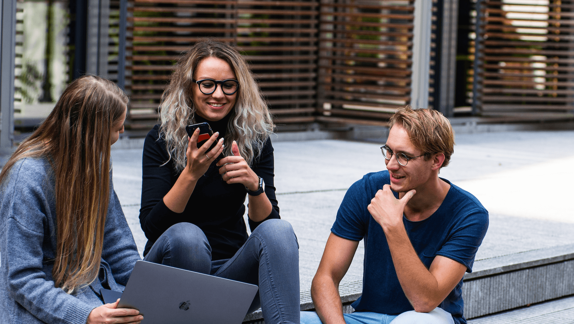 Groep mensen praat over het verschil tussen alle verschillende gesprekken