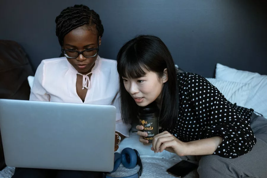 Twee collega's kijken samen naar laptop