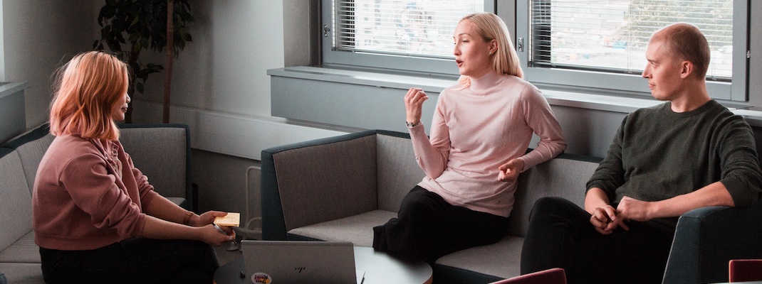 Medewerkers voeren gesprek waarbij ze focussen op sterke punten