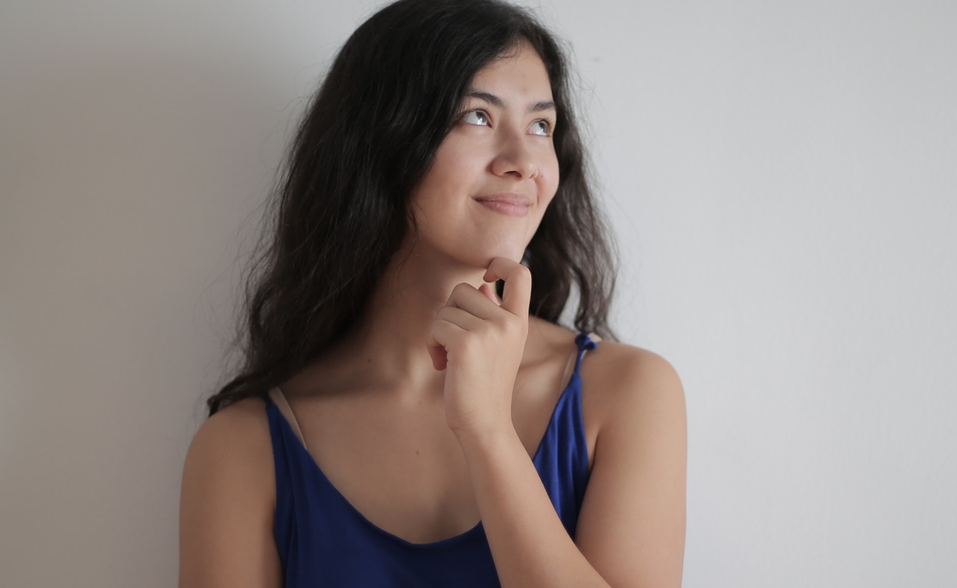 Vrouw kijkt vragend opzij
