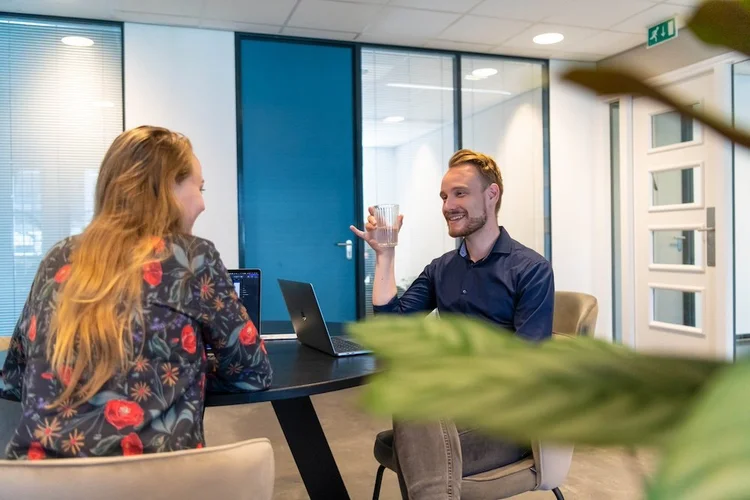 Zoë en Niels van Impres voeren een gesprek