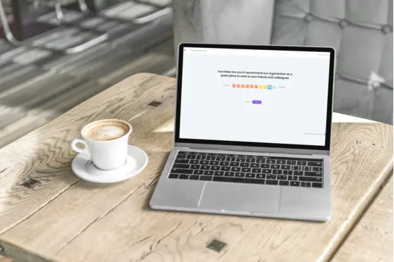 Cappucino & Macbook die de Employee Net Promoter Score toont