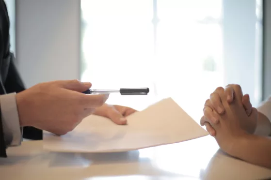 Twee personen houden een arbeidsvoorwaardengesprek