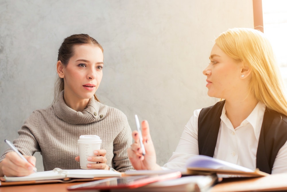 Twee vrouwen in gesprek over carriereontwikkeling