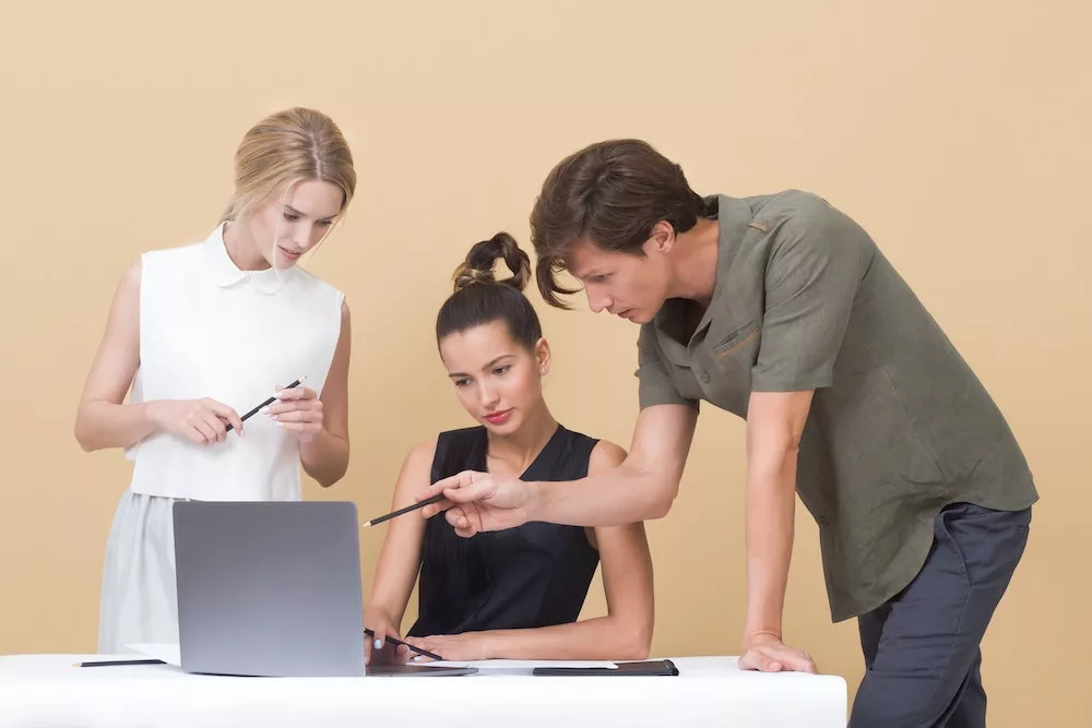 3 personen houden een constructief feedbackgesprek