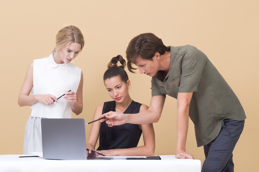 3 personen houden een constructief feedbackgesprek