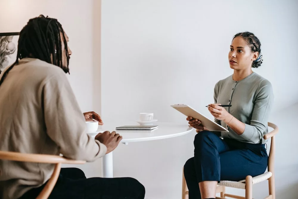 Man en vrouw voeren een eind proeftijdgesprek