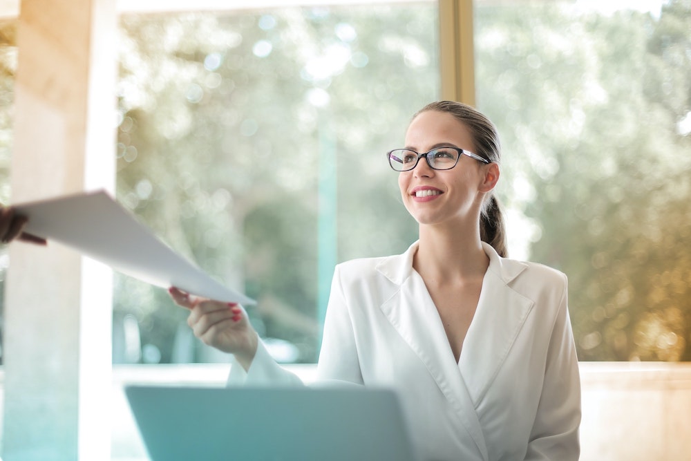 Hr manager geeft documenten aan collega