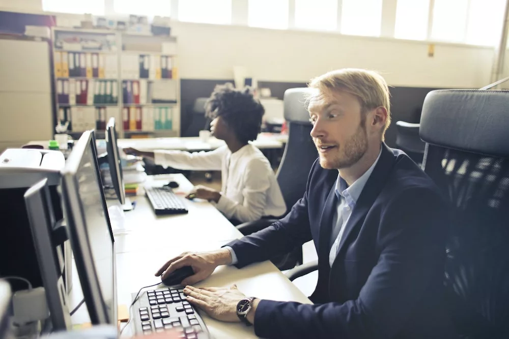 Man aan het werk achter computer