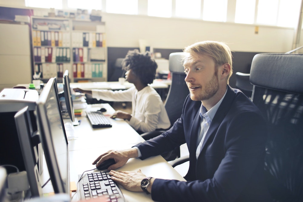 Man aan het werk achter computer