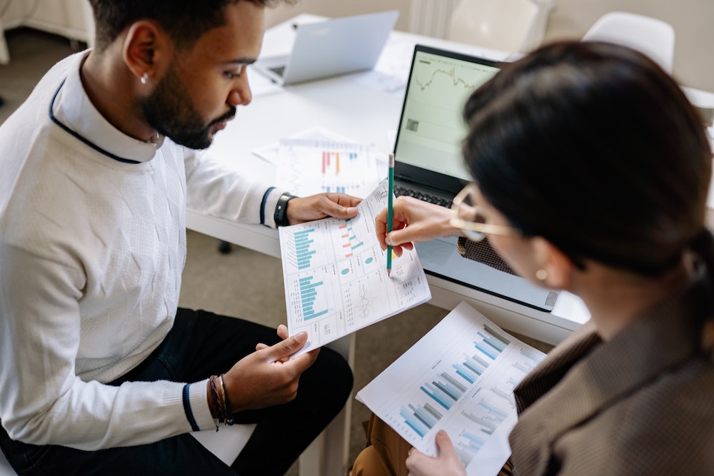 Twee collega's overleggen over KPI's