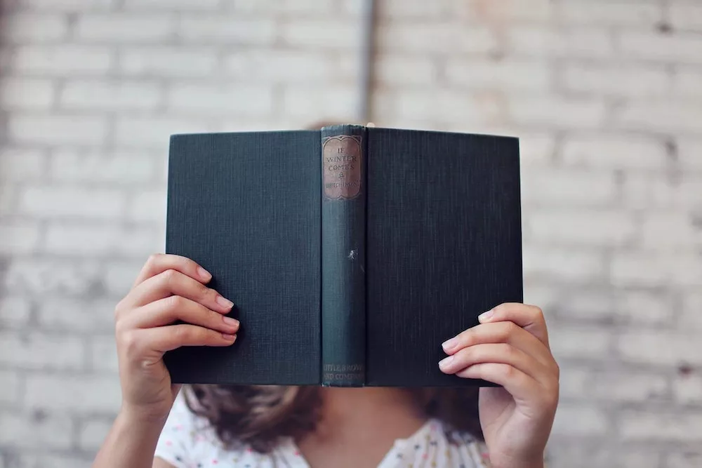 Vrouw ontwikkelt zich door een boek te lezen