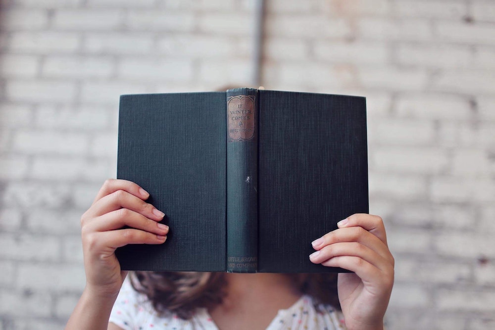 Vrouw ontwikkelt zich door een boek te lezen