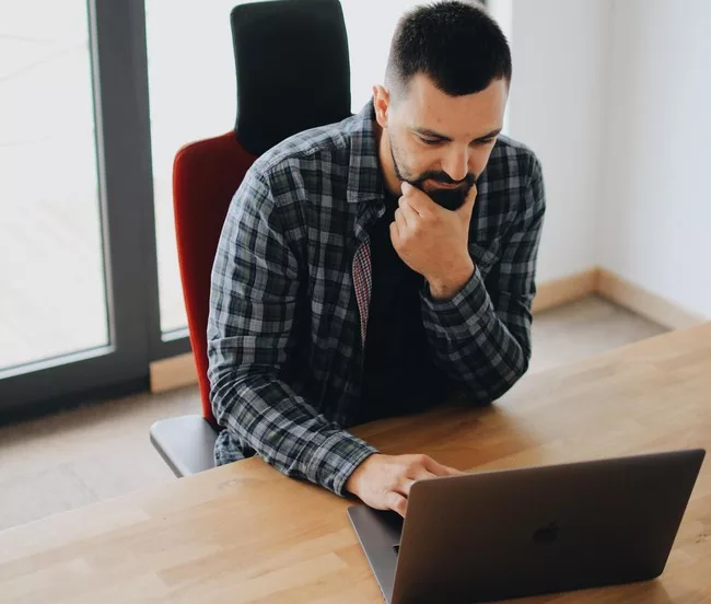 Sr Mobile developer kijk naar laptop