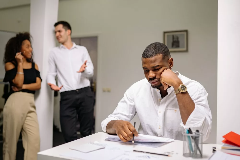 Quiet quitting door medewerker, met op de achtergrond gemotiveerde medewerkers
