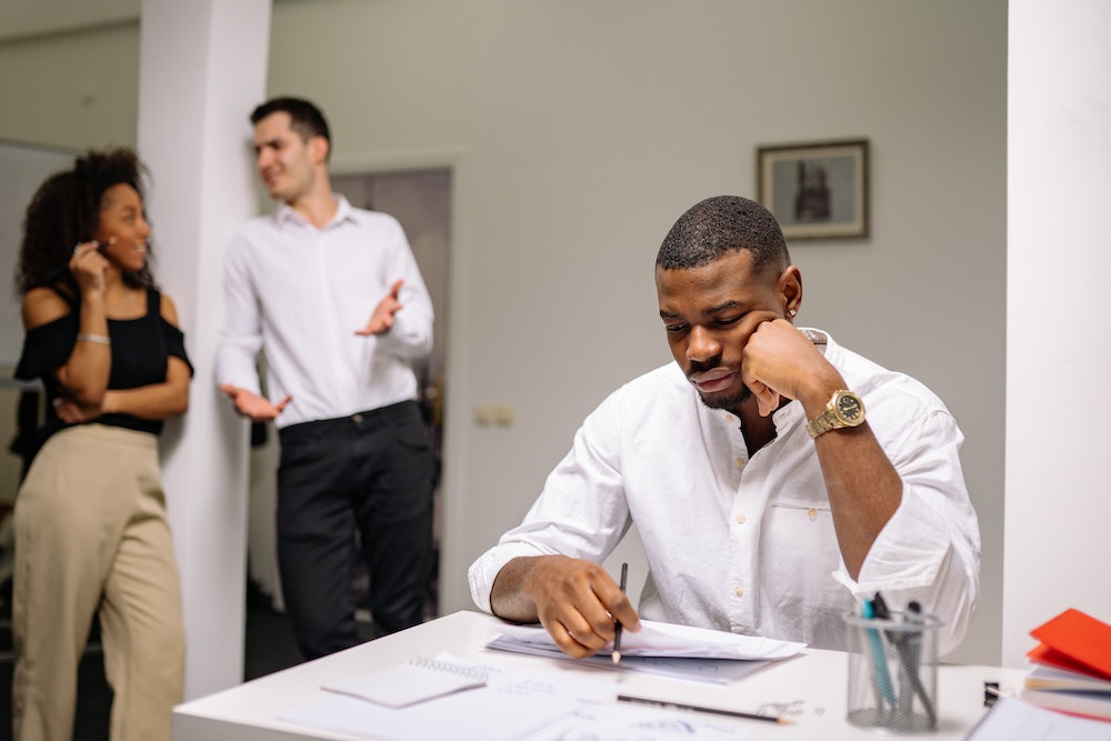 Quiet quitting door medewerker, met op de achtergrond gemotiveerde medewerkers
