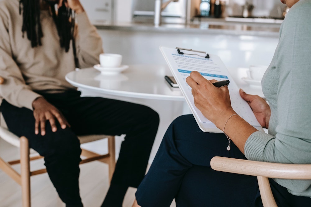 twee collega's voeren het start, stop & continue gesprek