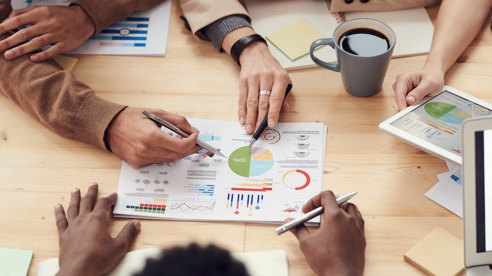 Collega's houden overleg over een goede successieplanning
