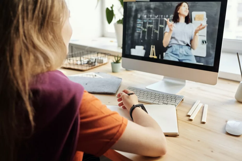 Vrouw bekijkt e-learning op computer
