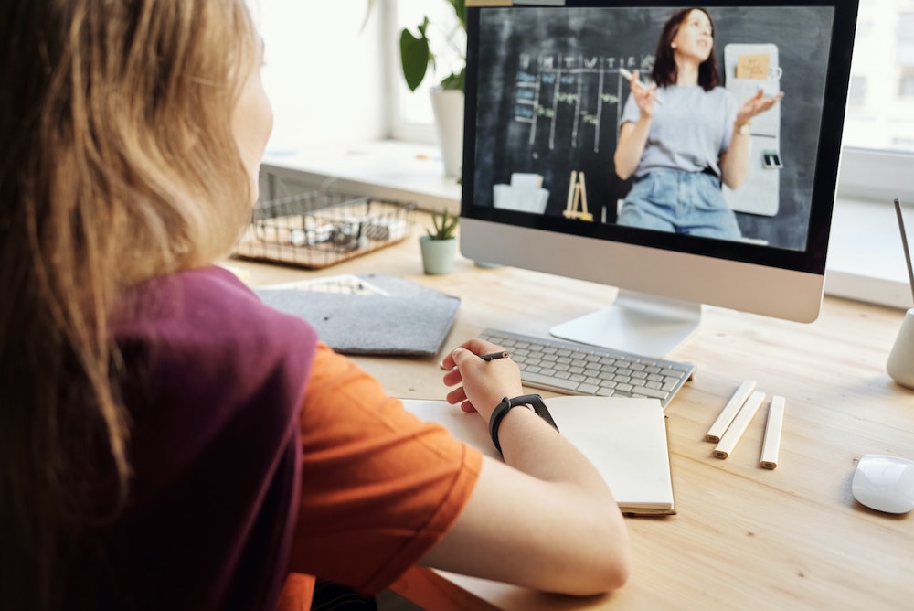 Vrouw bekijkt e-learning op computer