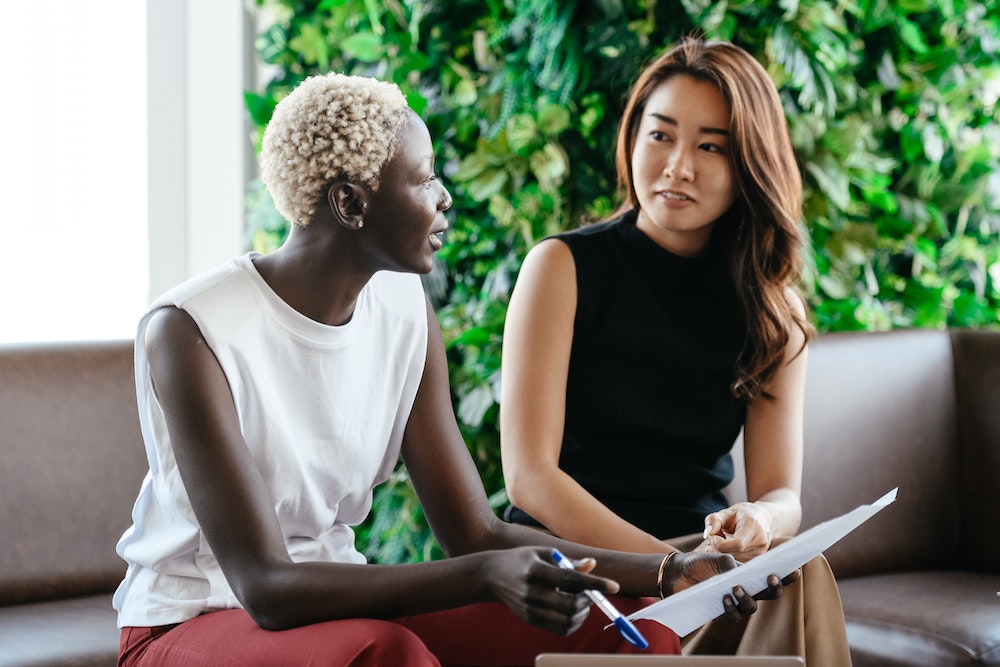 Twee vrouwen voeren gesprek over ontwikkeldoelen