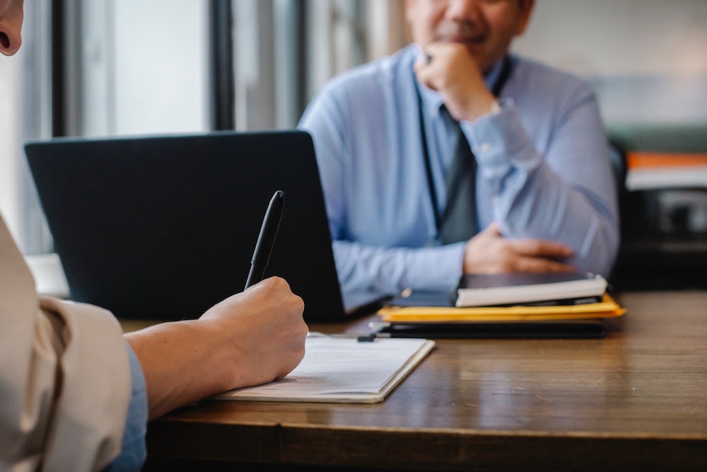 twee mensen voeren een evaluatiegesprek