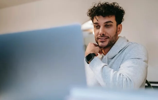 Part time jr Business development manager in een overhemd kijk naar zijn laptop