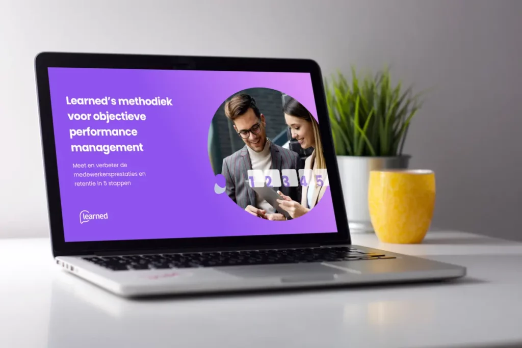 Macbook met de eerste pagina van de e-guide objectieve performance management