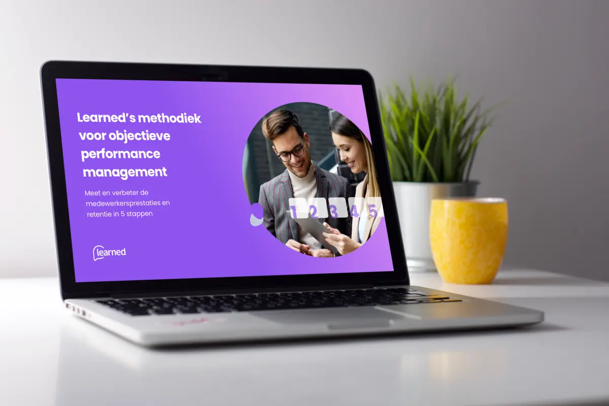 Macbook met de eerste pagina van de e-guide objectieve performance management