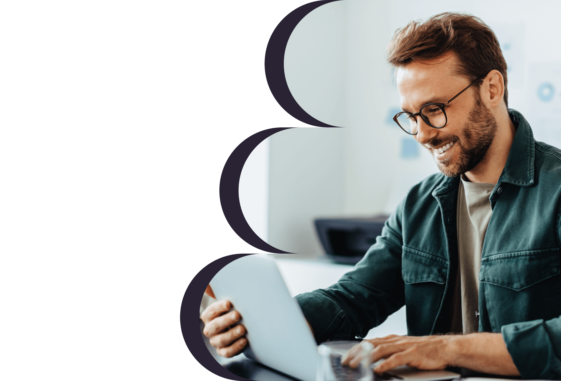 HR Manager leest de nieuwsbrief op een iPad